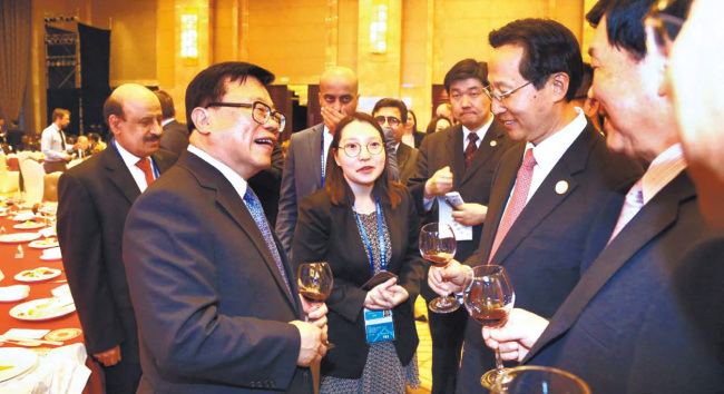 주요 20개국(G20) 농업장관 회의에 참석차 중국을 방문중인 이동필 농림축산식품부 장관(오른쪽)이 2일(현지시간) 중국 시
안에서 중국 농업부 주최 환영 만찬장에서 참석자들과 인사하고 있다. G20 농업장관 회의는 주요 20개국 농업 장관들이 회원
국의 식량 안보에 대한 인식을 높이고 농식품 분야에서 국제적 협력을 촉구하기 위해 마련됐다. [사진제공=농림축산식품부]