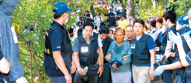 ‘수락산 등산객 살인사건’의 피의자 김학봉(61) 씨가 3일 오전 현장검증을 진행하기 위해 범행 현장인 서울 노원구 수락산 등산로로 들어서고 있다. 사건을 수사 중인 서울 노원경찰서는 지난
2일 신상공개위원회를 열어 “김 씨가 나이가 많은 여성인 피해자의 목을 칼로 여러 번 찔러 사망에 이르게 해 범행수법이 잔인하고 중대피해를 발생시켰다”며 김 씨의 신상 공개를 결정했다.
정희조 기자/checho@heraldcorp.com