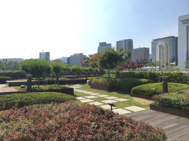 Seoul Library's Sky Yard (Kim Da-sol/The Korea Herald)