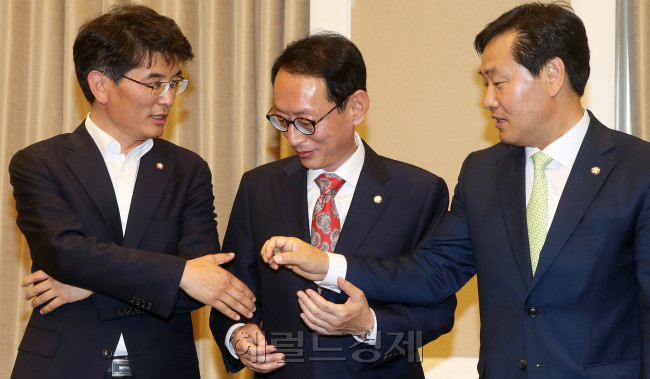 30일 오후 서울 여의도 국회 귀빈식당에서 3당 원내수석부대표 회동이 열린 가운데 박완주(더민주), 김도읍(새누리), 김관영(국민의당) 원내수석부대표가 포즈를 취하고 있다. 박해묵 기자/mook@heraldcorp.com