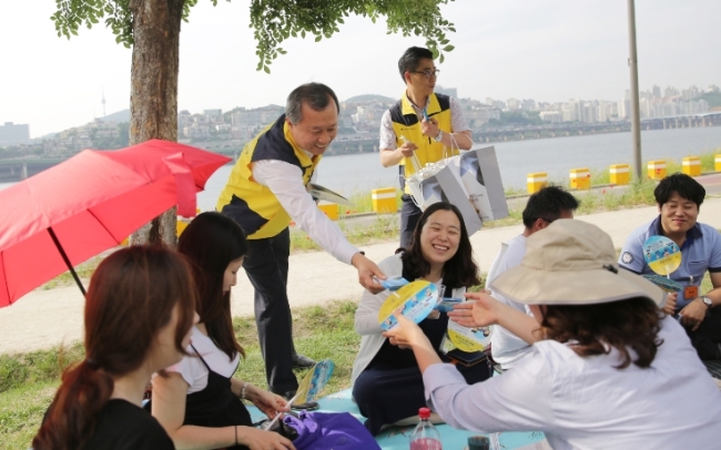 한강공원에서 주말을 즐기는 나들이객들을 대상으로 한 한국지역난방공사의 수상안전 캠페인. [사진=한국지역난방공사]