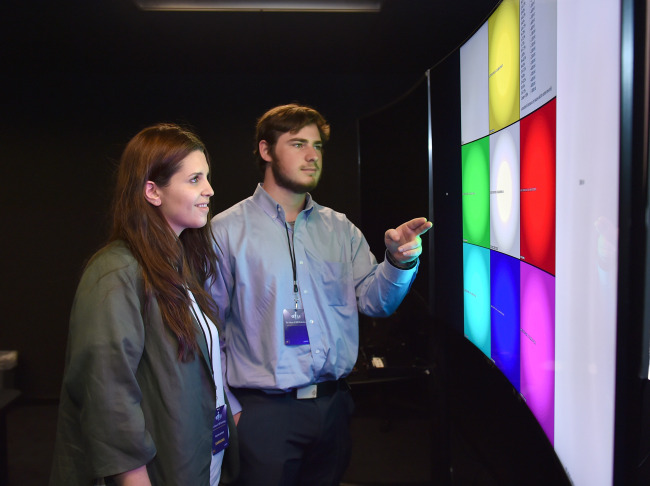 SAMSUNG PROMOTES IN HOLLYWOOD -- Samsung Electronics held a seminar in Los Angeles last week to promote the high-dynamic-range imaging technology, a technology that enables displays to show a wider range of colors. Around 100 engineers and experts in producing video content in Hollywood participated in the event. Samsung Electronics