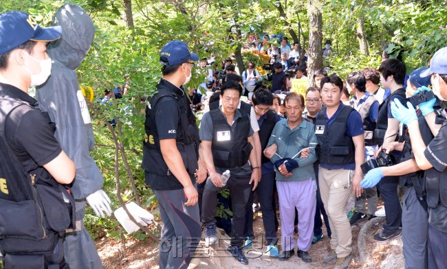 ‘수락산 등산객 살인사건’의 피의자 김학봉(61) 씨가 지난 3일 오전 현장검증을 진행하기 위해 범행 현장인 서울 노원구 수락산 등산로로 들어서고 있다.  정희조 기자/checho@