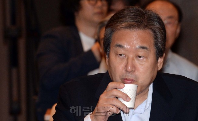 7일 오전 서울 여의도 중소기업중앙회에서 열린 '보수와 진보 함께 개혁을 찾는다' 토론회에 참석한 새누리당 김무성 전 대표가  물을 마시고 있다. / 안훈 기자 rosedale@heraldcorp.com