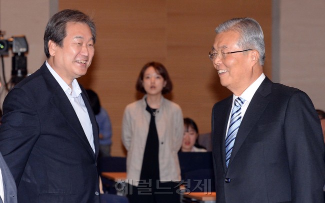 7일 오전 서울 여의도 중소기업중앙회에서 열린 '보수와 진보 함께 개혁을 찾는다' 토론회에 참석한 새누리당 김무성(왼쪽) 전 대표가 더불어민주당 김종인 비상대책위원회 대표와 이야기를 나누고 있다. / 안훈 기자 rosedale@heraldcorp.com 2016.06.07