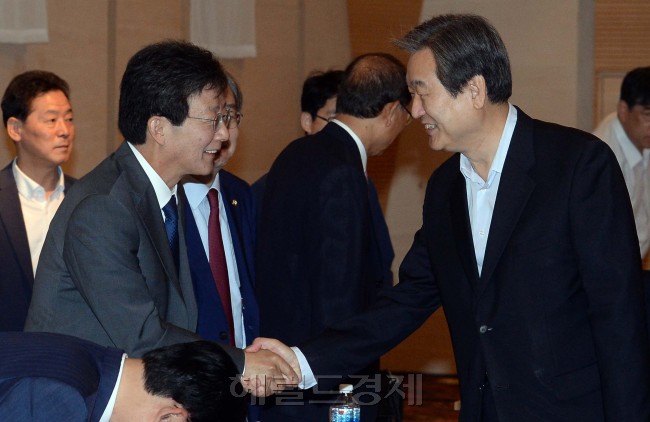 7일 오전 서울 여의도 중소기업중앙회에서 열린 '보수와 진보 함께 개혁을 찾는다' 토론회에 참석한 새누리당 김무성(오른쪽) 전 대표가  무소속 유승민 의원과 악수를 하고 있다. / 안훈 기자 rosedale@heraldcorp.com 2016.06.07