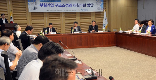 7일 오전 서울 여의도 국회 의원회관에서 민주정책연구원 주최로  '부실기업 구조조정과 재원마련 방안'이라는 주제로 토론회가 열리고 있다./ 안훈 기자 rosedale@heraldcorp.com 2016.06.07
7일 오전 서울 여의도 국회 의원회관에서 민주정책연구원 주최로  '부실기업 구조조정과 재원마련 방안'이라는 주제로 토론회가 열리고 있다./ 안훈 기자 rosedale@heraldcorp.com 2016.06.07