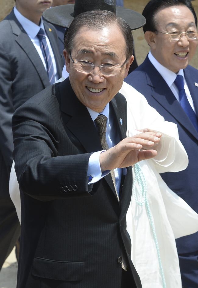 U.N. Secretary-General Ban Ki-moon visits Hahoe folk village, a UNESCO World Heritage site near Andong, North Gyeongsang, Sunday. (Yonhap)