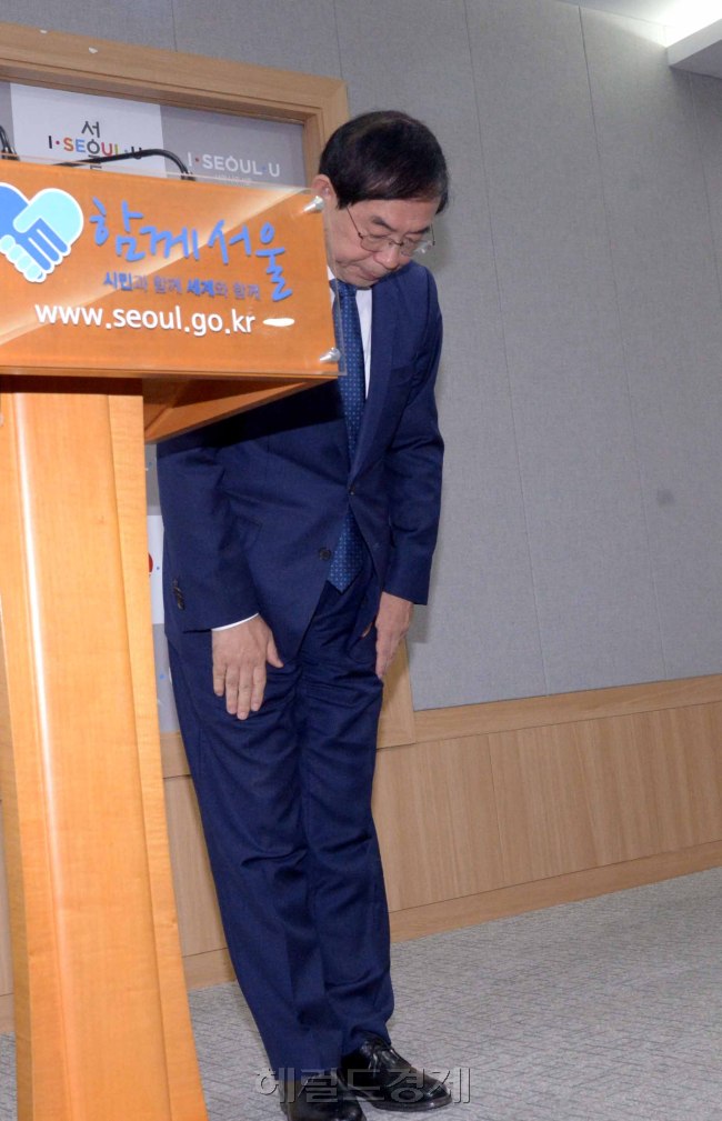 박원순 서울시장이 7일 기자회견을 갖고 구의역 스크린도어 정비 직원 사망 사고와 관련해 사과하고 재발방지대책을 내놓고 있다. 박 시장은 “고인과 유가족, 시민들에 머리 숙여 사죄드린다”고 했다.
정희조 기자/checho@heraldcorp.com