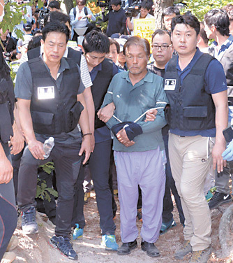 ‘수락산 등산객 살인사건’의 피의자 김학봉(61) 씨가 지난 3일 오전 현장검증을 진행하기 위해 범행 현장인 서울 노원구 수락산 등산로로 들어서고 있다. 정희조 기자/checho@heraldcorp.com
