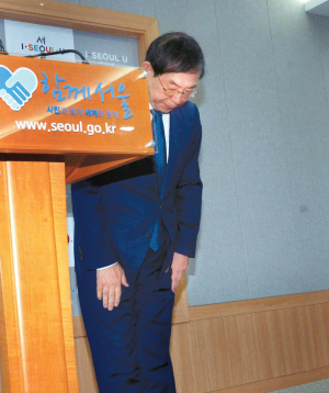 박원순 서울시장이 7일 기자회견을 갖고 구의역 스크린도어 정비 직원 사망 사고와 관련해 사과하고 재발방지대책을 내놓고 있다. 박 시장은 “고인과 유가족, 시민들에 머리 숙여 사죄드린다”고 했다.
정희조 기자/checho@heraldcorp.com