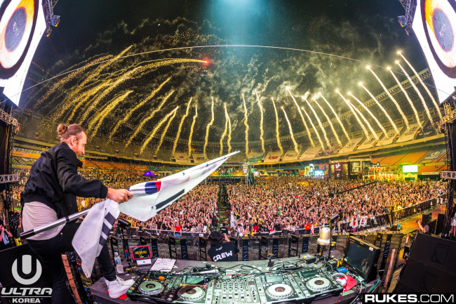 French DJ David Guetta stands on the stage at the electronic music festival Ultra Korea 2015. (Ultra Korea)