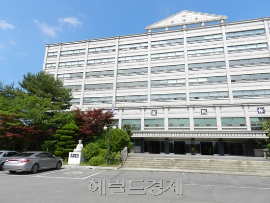 사학비리로 구성된 이홍하씨가 세운 전남 광양시 한려대학교 본부 전경. 대학 폐교 입장이 전해지면서 쓸쓸한 분위기가 연출되고 있다. 박대성기자 / parkds@heraldcorp.com