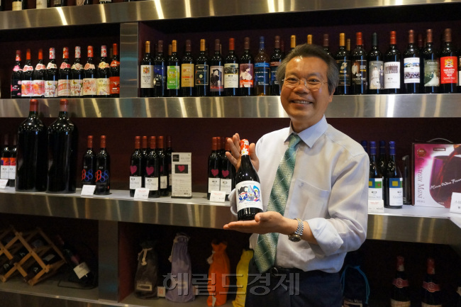 충북 영동 와인코리아 본사에서 윤병태 회장이 자사의 대표 제품인 ‘샤토마니’를 소개하고 있다. 영동=정진영 기자/123@heraldcorp.com