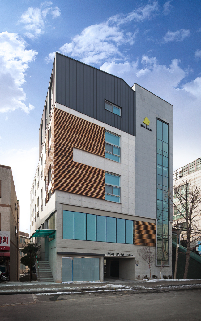 기존 건물을 헐고 5층짜리 새 건물이 들어섰다. 부지의 특성상 사선제한이 적용되지 않기 때문에 각 층의 높이를 통상적인 수준보다 더 높여 설계할 수 있었다.  [사진제공=수목건축]