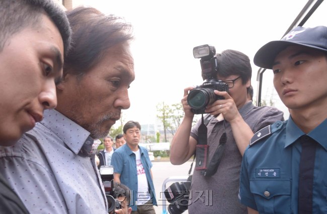 ‘수락산 등산객 살인사건’ 피의자 김학봉(61) 씨가 8일 오전 검찰 송치를 위해 수감돼 있던 서울 도봉경찰서를 나서고 있다. 경찰은 이날 오전 강도살인 혐의를 적용, 김 씨를 서울북부지검에 송치했다.  정희조 기자/checho@heraldcorp.com