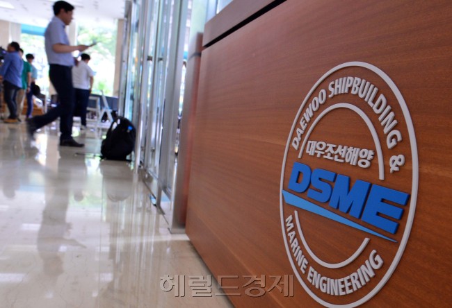 [헤럴드경제=이상섭 기자] 검찰이 대우조선해양의 '분식회계·경영진 비리'를 포착하여 서울 본사와 경남 거제 옥포조선소의 압수수색을 시작한 가운데 8일 오전 서울 중구 대우조선해양 서울 본사에 직원들이 분주히 움직이고 있다. babtong@heraldcorp.com