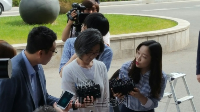 최은영 전 한진해운 회장(유수홀딩스 회장)이 8일 오전 서울남부지검에 출석, 취재진의 질문을 받고 있다. 오전 9시45분께 청사 앞에 도착한 최 회장은 재진의 질문에는 대답하지 않은 채 “조사에 성실히 임하겠다”고만 말한 뒤 청사로 들어갔다. 유오상 기자/osyoo@heraldcorp.com