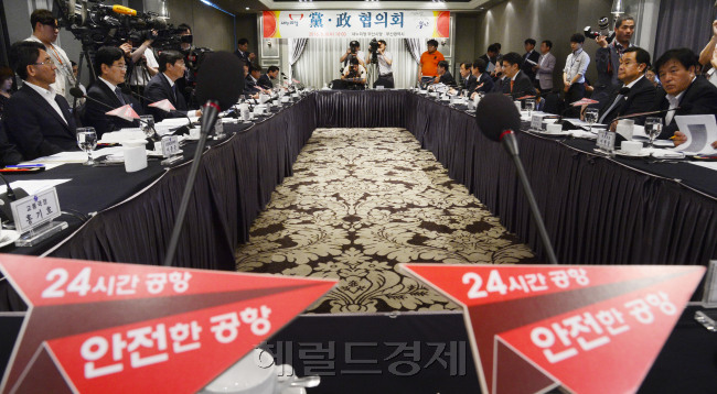 8일 오전 서울 여의도 켄싱턴호텔에서 가덕신공항 유치와 조선-해양산업 위기 극복 대책논의를 위한 부산시 당정협의가 열린 가운데 김세연 새누리당 부산시 당 위원장이 모두발언을 하고 있다. 박해묵 기자/mook@heraldcorp.com