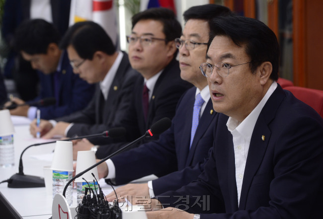 정진석 새누리당 원내대표가 8일 오전 서울 여의도 국회에서 열린 원내대표단회의에서 모두발언을 하고 있다. 박해묵 기자/mook@heraldcorpcom