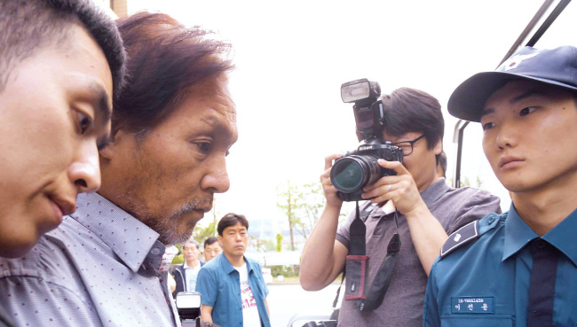‘수락산 등산객 살인사건’ 피의자 김학봉(61) 씨가 8일 오전 검찰 송치를 위해 수감돼 있던 서울 도봉경찰서를 나서고 있다. 경찰은 이날 오
전 강도살인 혐의를 적용, 김 씨를 서울북부지검에 송치했다. 정희조 기자/checho@heraldcorp.com