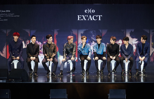 Suho (center), the leader of K-pop boy band EXO, speaks at a press conference Wednesday at SMTOWN@coexartium in Samseong-dong, Seoul. (S.M. Entertainment)