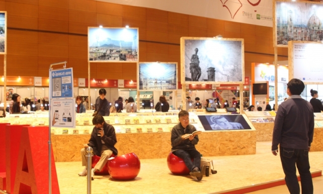 Visitors read at the exhibition hall at the 2015 Seoul International Book Fair. (Seoul International Book Fair)