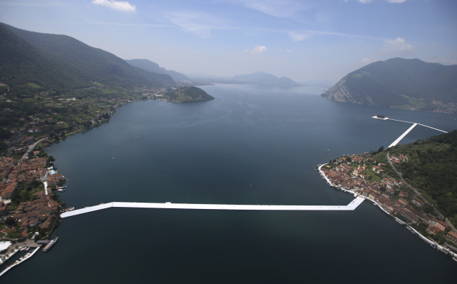 An aerial view of the in progress installation “The Floating Piers” by Bulgarian-born artist Christo Vladimirov Yavachev known as Christo, on the Lake Iseo, northern Italy, on Tuesday. (AP-Yonhap)