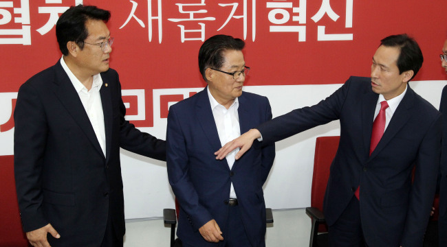 8일 오후 3당 원내대표와 수석부대표가 원내구성안 협의를 위해 회동을 하고 있다. 박해묵 기자/mook@heraldcorp.com
8일 오후 3당 원내대표와 수석부대표가 원내구성안 협의를 위해 회동을 하고 있다. 박해묵 기자/mook@heraldcorp.com
