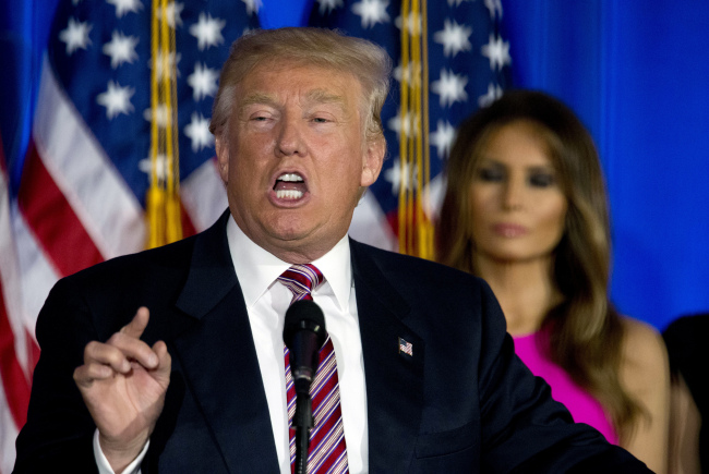 Republican presidential candidate Donald Trump is joined by his wife Melania as he speaks during a news conference at the Trump National Golf Club Westchester in New York on Tuesday. (AP-Yonhap)