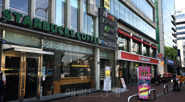 사당역 5번 출구 앞에 자리잡은 상권 모습. 이른바 ‘맥세권’과 ‘스세권’이 나란히 있는 것이 인상적이다. 현지 관계자들은 사당역세권에 대해 “안정적이기 때문에 거래가 매우 드문 상권”이라고 입을 모았다.
정찬수 기자/andy@heraldcorp.com