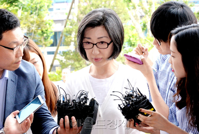 검찰에 피의자 신분으로 출석한 최은영 전 한진해운 회장(유수홀딩스 회장)이 16시간 가까운 조사를 받은 뒤 9일 오전 2시5분께 서울남부지검을 빠져나갔다. 최 회장은 기자들의 질문에 대답하지 않은 채 “조사를 성실히 마쳤다”고만 했다. 최 회장은 검찰 조사에서 “미공개 정보를 이용한 것이 아니다”며 혐의를 부인한 것으로 알려졌다. 사진은 지난 8일 오전 9시45분께 남부지검에 들어서며 기자들의 질문 세례를 받고 있는 최 회장(가운데). 박현구 기자/phko@heraldcorp.com