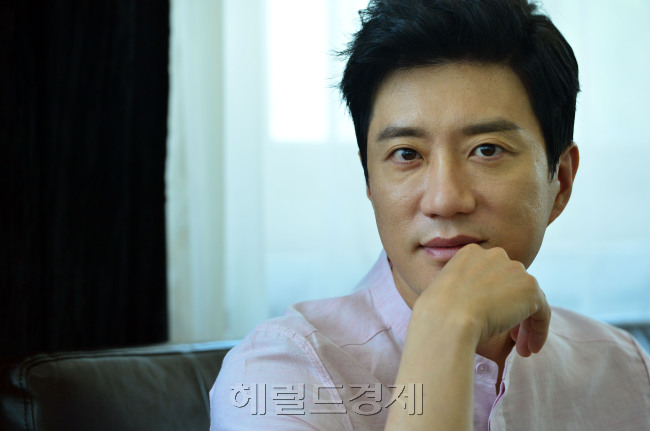 [사진= 영화 ‘특별수사:사형수의 편지’에 출연한 배우 김명민을 3일 서울 종로구 삼청동의 한 카페에서 만났다. 윤병찬 기자/yoon4698@heraldcorp.com]