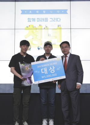 양충모(오른쪽) 기획재정부 성장전략정책관이 8일 구글 서울캠퍼스에서 진행된 ‘2016년 청년협동조합 창업공모전’ 시상식에서 대상으로 선정된 문화예술단 ’꾸미달’ 관계자와 기념촬영하고 있다.