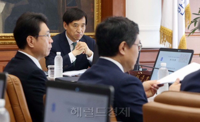 한국은행이 9일 금융통화위원회를 열고 금리를 전격 인하했다. 사진은 금통위 회의 중 심각한 표정을 짓고 있는 이주열 한국은행 총재.  이상섭 기자/babtong@heraldcorp.com