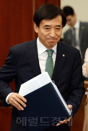 [헤럴드경제=이상섭 기자] 9일 오전 서울 중구 한국은행에서 열린 금융통화위원회 본회의에서 이주열 한국은행 총재가 회의장으로 입장하고 있다.<br />babtong@heraldcorp.com
[헤럴드경제=이상섭 기자] 9일 오전 서울 중구 한국은행에서 열린 금융통화위원회 본회의에서 이주열 한국은행 총재가 회의장으로 입장하고 있다.
babtong@heraldcorp.com