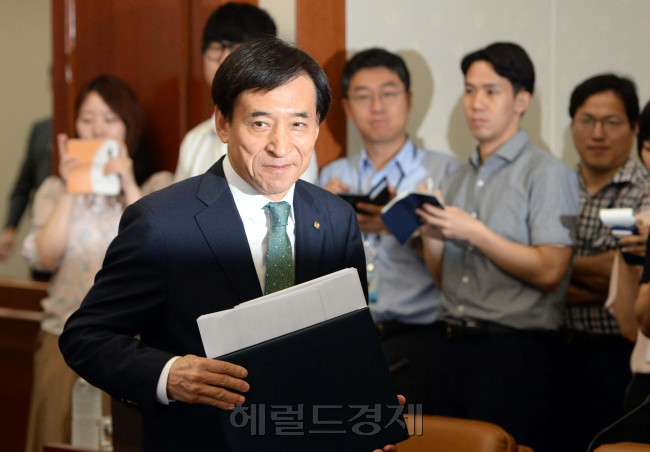 [헤럴드경제=이상섭 기자] 9일 오전 서울 중구 한국은행에서 열린 금융통화위원회 본회의에서 이주열 한국은행 총재가 회의장으로 입장하고 있다.<br />babtong@heraldcorp.com
[헤럴드경제=이상섭 기자] 9일 오전 서울 중구 한국은행에서 열린 금융통화위원회 본회의에서 이주열 한국은행 총재가 회의장으로 입장하고 있다.
babtong@heraldcorp.com