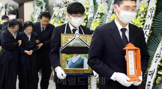 지난달 28일 서울 지하철 2호선 구의역에서 스크린도어 점검에 나섰다 사고로 숨진 김 모(19) 군의 발인식이 사고 12일 만인 10일 오전 서울 광진구 건국대병원 장례식장에서 엄수됐다. 김 군의 유가족과 지인들이 발인식에 참석하기 위해 김 군의 영정을 뒤따르고 있다. 김 군의 장지는 서울 서초구 서울추모공원에 마련됐다. 장례 절차는 유족의 뜻에 따라 치러지고 관련 비용은 서울메트로가 부담한다. 서울메트로는 시민 추모를 위해 사고 장소 승강장 스크린도어 근처에 사고 개요와 추모 내용을 담은 위령 표지를 유족과 협의해 설치할 계획이다. 승강장 사고 지점과 추모 장소에 있는 추모 글과 물품은 유족과 협의를 거쳐 서울시가 장소를 마련해 보관하고 시민들에게 공개할 예정이다. 박현구 기자/phko@heraldcprp.com