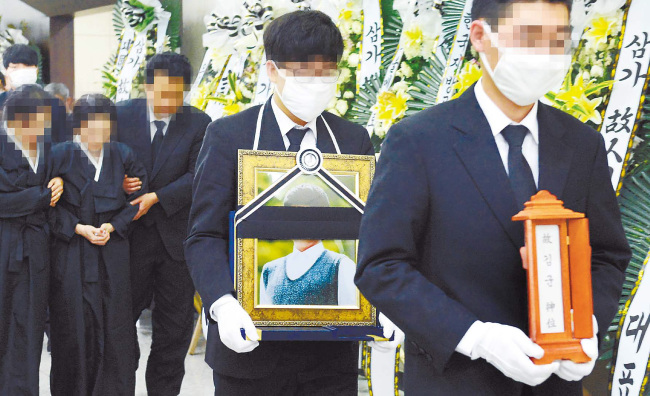 지난달 28일 서울 지하철 2호선 구의역에서 스크린도어 점검에 나섰다 사고로 숨진 김 모(19) 군의 발인식이 사고 12일 만인 10일 오전
서울 광진구 건국대병원 장례식장에서 엄수됐다. 김 군의 유가족과 지인들이 발인식에 참석하기 위해 김 군의 영정을 뒤따르고 있다. 김
군의 장지는 서울 서초구 서울추모공원에 마련됐다. 박현구 기자/phko@heraldcprp.com