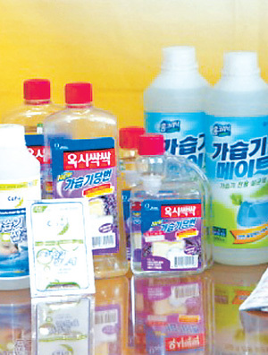 출시 초기 ‘안전하다’며 선풍적인 인기를 끌었던 옥시 제품(왼쪽)과 안전논란의 GMO(유전자변형식품).