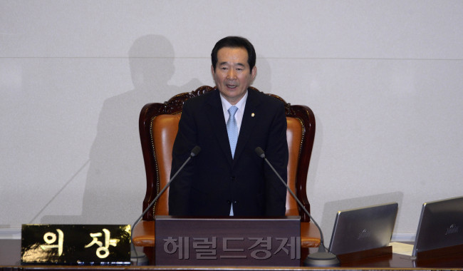 9일 오후 서울 여의도 국회에서 열린 첫 본회의에서 20대 국회 전반기 국회의장으로 선출된 정세균 국회의장이 본회의를 주재하고 있다. 박해묵 기자/mook@heraldcorp.com
9일 오후 서울 여의도 국회에서 열린 첫 본회의에서 20대 국회 전반기 국회의장으로 선출된 정세균 국회의장이 본회의를 주재하고 있다. 박해묵 기자/mook@heraldcorp.com