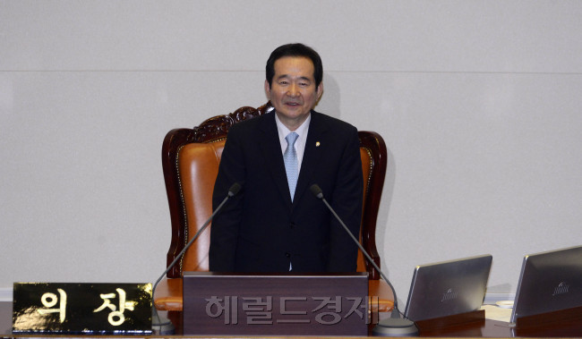 9일 오후 서울 여의도 국회에서 열린 첫 본회의에서 20대 국회 전반기 국회의장으로 선출된 정세균 국회의장이 본회의를 주재하고 있다. 박해묵 기자/mook@heraldcorp.com