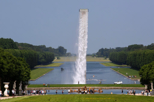 “Waterfall” installation by Danish artist Olafur Eliasson in the gardens of the Chateau de Versailles, southern Paris, on Wednesday. (AFP-Yonhap)