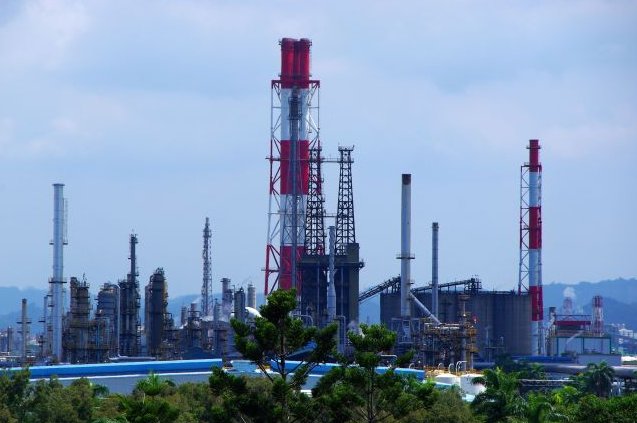 An oil refinery (123rf)