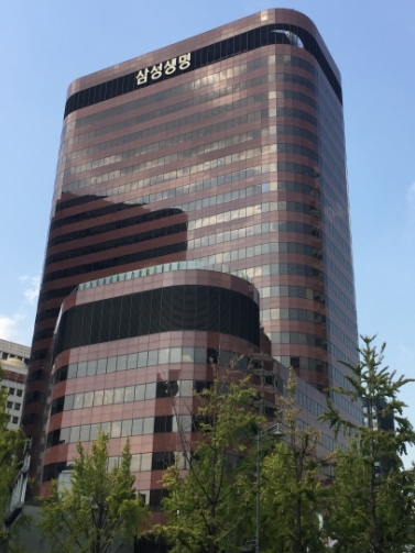한국은행의 기준금리가 사상 최저 수준인 1.25%로 내려 앉으면서 보험업계의 시름이 깊어지고 있다. 사진은 보험사 전경.
.