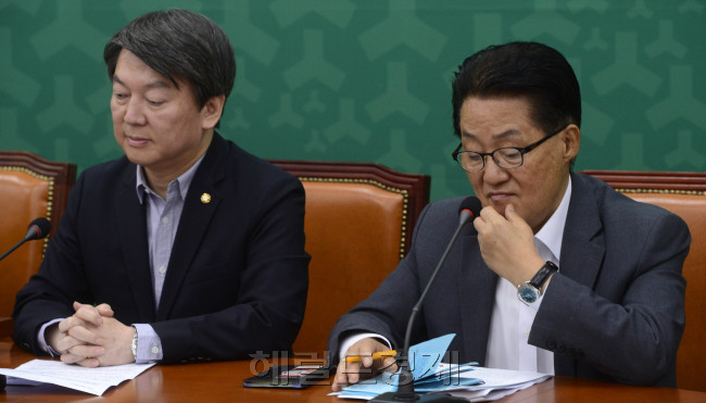 김수민 국민의당 의원(비례대표)이 억대의 불법정치자금 수수 혐의로 검찰고발된 가운데 안철수(왼쪽) 국민의당 공동대표와 박지원 원내대표가 10일 오전 서울 여의도 국회에서 열린 최고위원회의에서 굳은 표정을 짓고 있다.  박해묵 기자/mook@heraldcorp.com