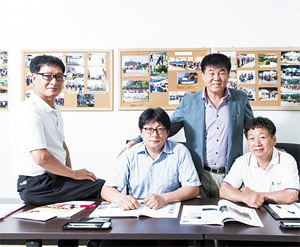 인천지역 자동차 정비 기술자 300여명이
생존을 위해 모여 만든 새인천자동차협동
조합(이사장 고동원 사진 왼쪽에서 세번째)
은 자체 브랜드 ‘네오카’로 대형 자동차제
작사 정비센터와 경쟁에 나서고 있다.