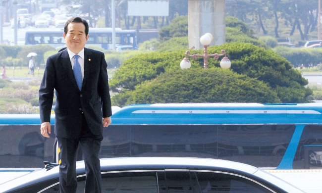 정세균 국회의장이 10일 오전 서울 여의도 국회 본청으로 첫 출근하고 있다. 여야는 9일 정 의장과 함께 국회부의장에 심재철(새누리당)ㆍ박
주선(국민의당) 의원을선출했다. 박해묵 기자/mook@heraldcorp.com