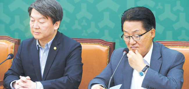 김수민 국민의당 의원(비례대표)이 억대의 불법정치자금 수수 혐의로 검찰고발된 가운데 안철
수(왼쪽) 국민의당 공동대표와 박지원 원내대표가 10일 오전 서울 여의도 국회에서 열린 최고
위원회의에서 굳은 표정을 짓고 있다. 박해묵 기자/mook@heraldcorp.com