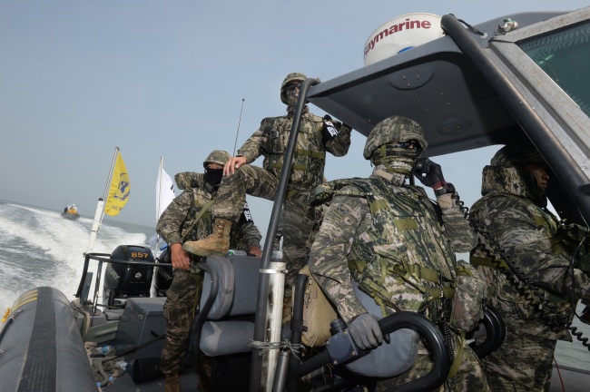 　A military police team carries out an operation to clamp down on illegal Chinese fishing at the neutral waters around Han River estuary on Friday. (Joint Chiefs of Staff)